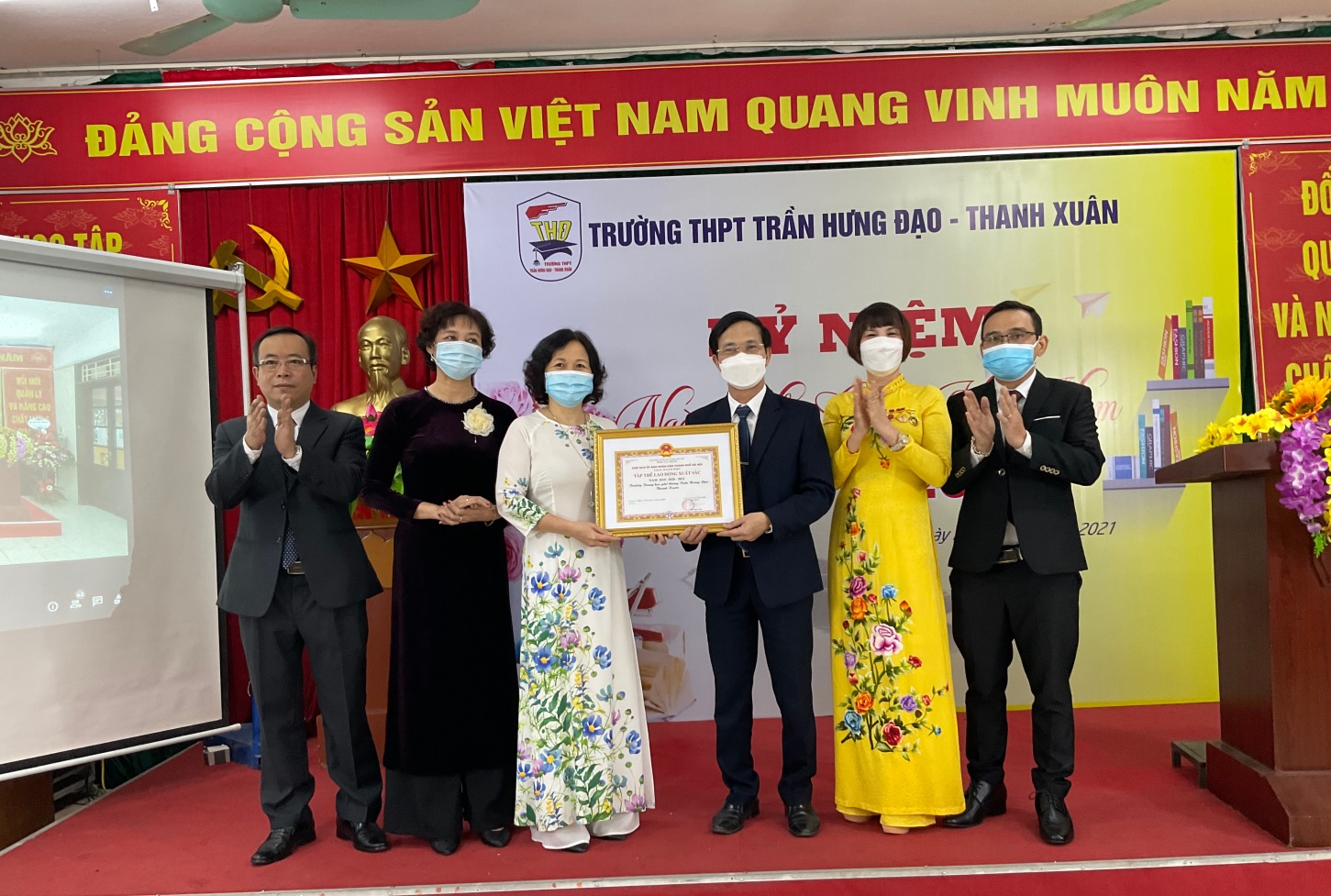 TRƯỜNG THPT TRẦN HƯNG ĐẠO - THANH XU�N TỔ CHỨC KỈ NIỆM NG�Y NH� GI�O VIỆT NAM 20�11